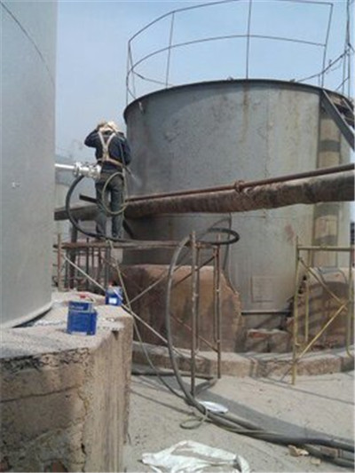 石油罐體防爆除銹.jpg 石油罐體防爆除銹.jpg